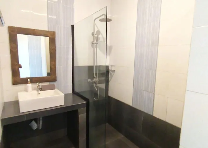 Villa Dewi - - 6 Bedroom - Great Location *